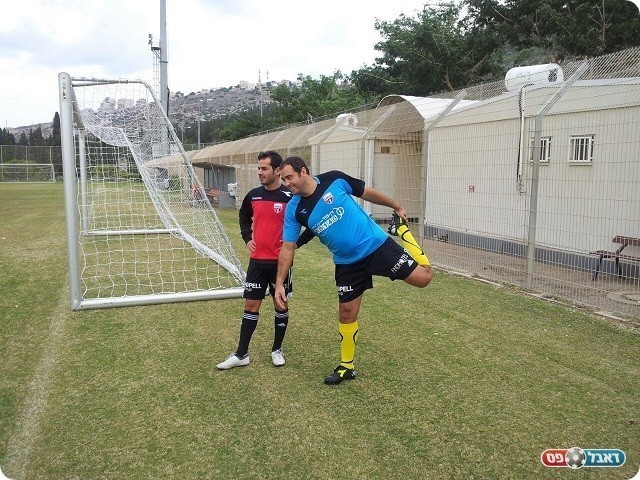 השוער ועורך הדין. ענאן פרו (מימין) עם אלעד לידור (פייסבוק "עיר הפועלים")